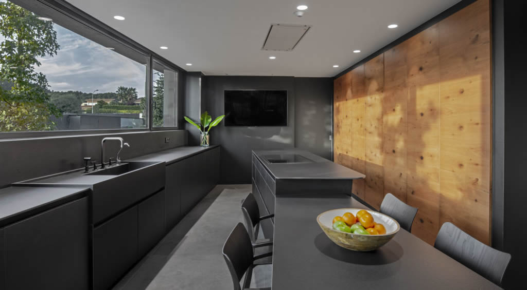 reforma de cocina con muebles de color negro