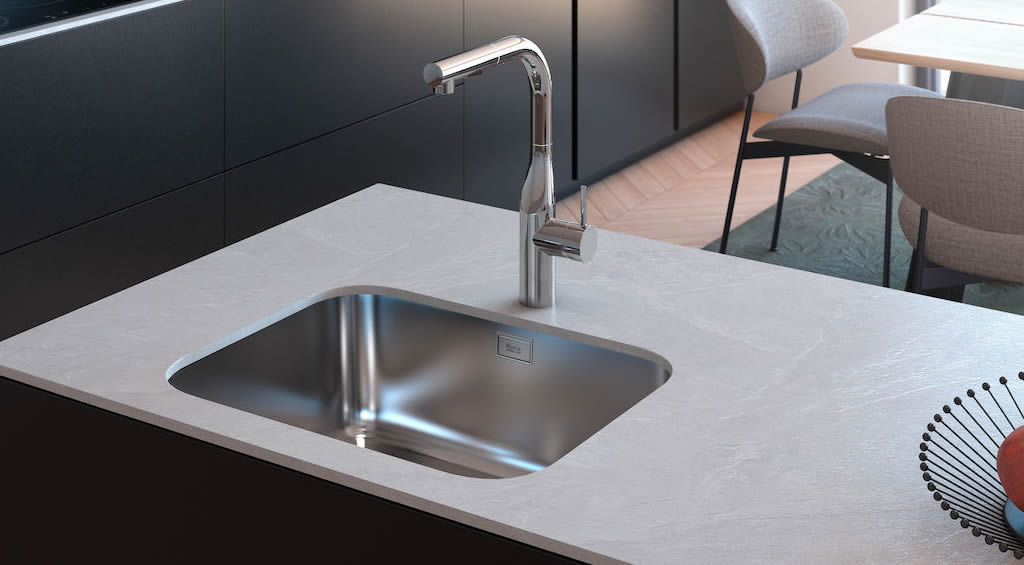 cocina reformada con fregadero encastrado de acero inoxidable